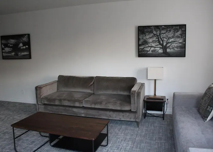 Vinland Hotel And Lounge